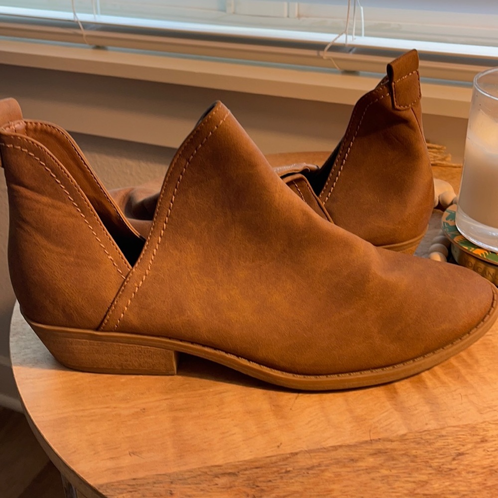 Universal Thread light brown ankle boots